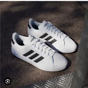 Adidas white and Black Court Shoe men’s 6 / women’s 8